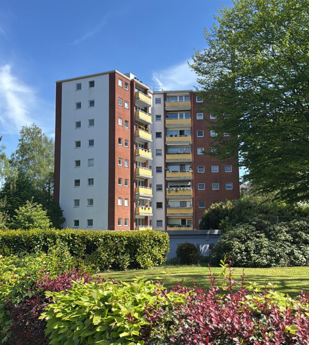 Wohngebäude Eichenfeldstraße 67 mit Balkonen und Gartenanlage